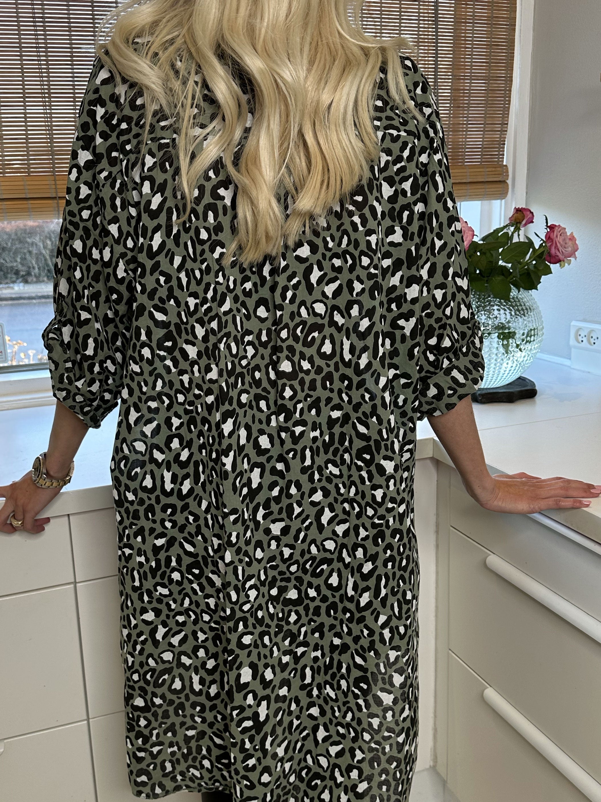 Pina - Leopardskjorta med paljettfickor